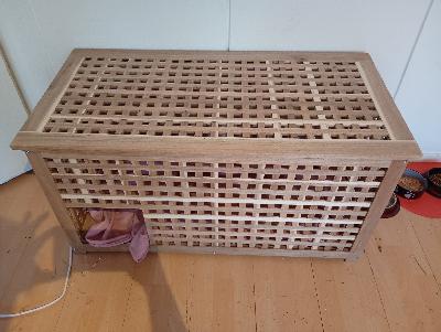 Myydään Kanille tai Kissalle iso puu piilo/vessa paikka kannen saa nostettua kokonaan pois helppo siivota viltin saa mukaan jos haluaa Mitat: pituus: noin 89cm Leveys: noin 47cm Korkeus: noin 46cm Voikkaa